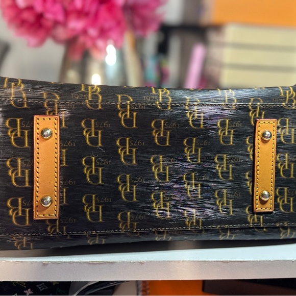 Dooney & Bourke Black and Tan Logo Tote Janine Florentino - Picture 9 of 11